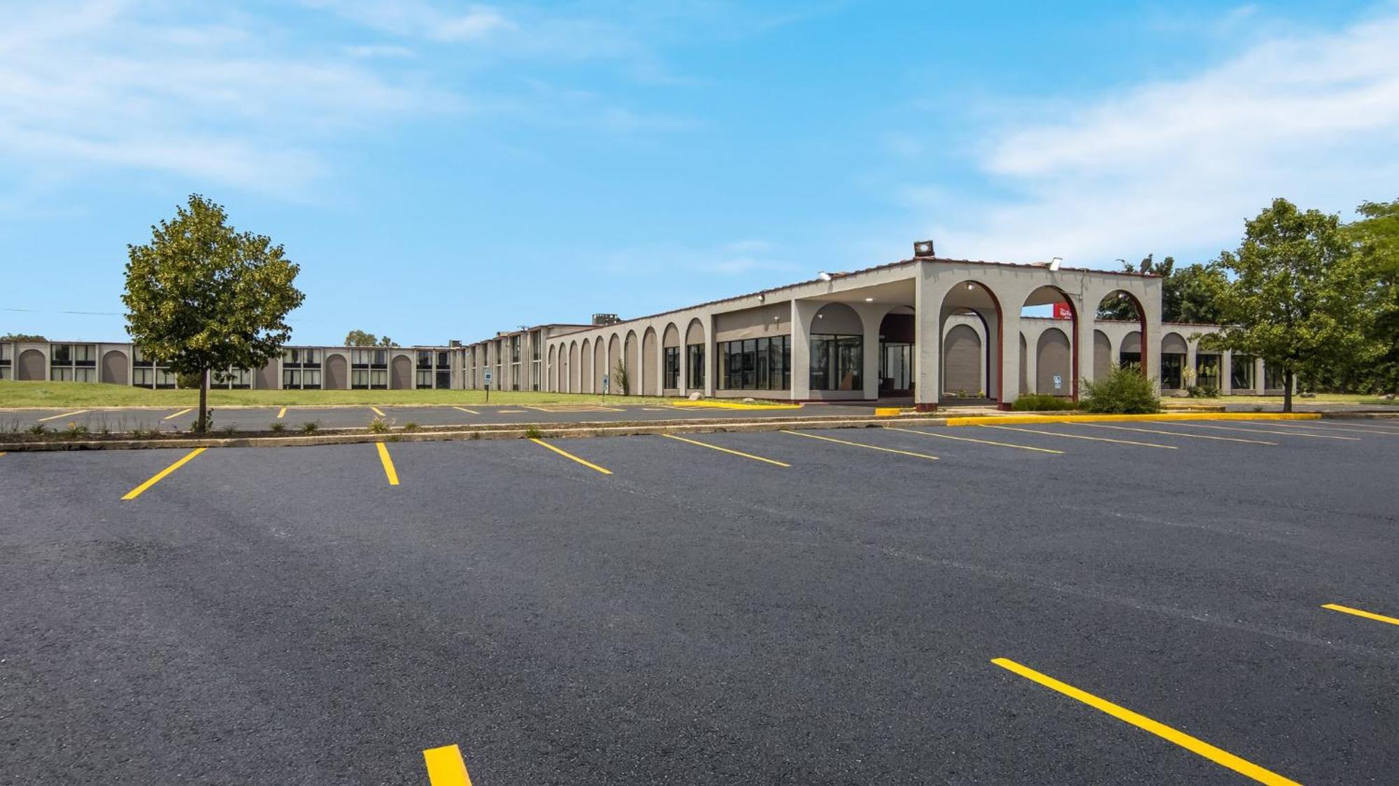Hometowne Studios By Red Roof And Conference Center Chicago - N Aurora Naperville North Aurora Extérieur photo